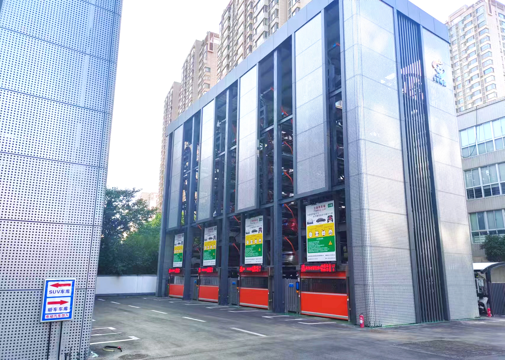 中國(guó)移動(dòng)攜手深圳偉創(chuàng)打造最美垂直循環(huán)車庫(kù)